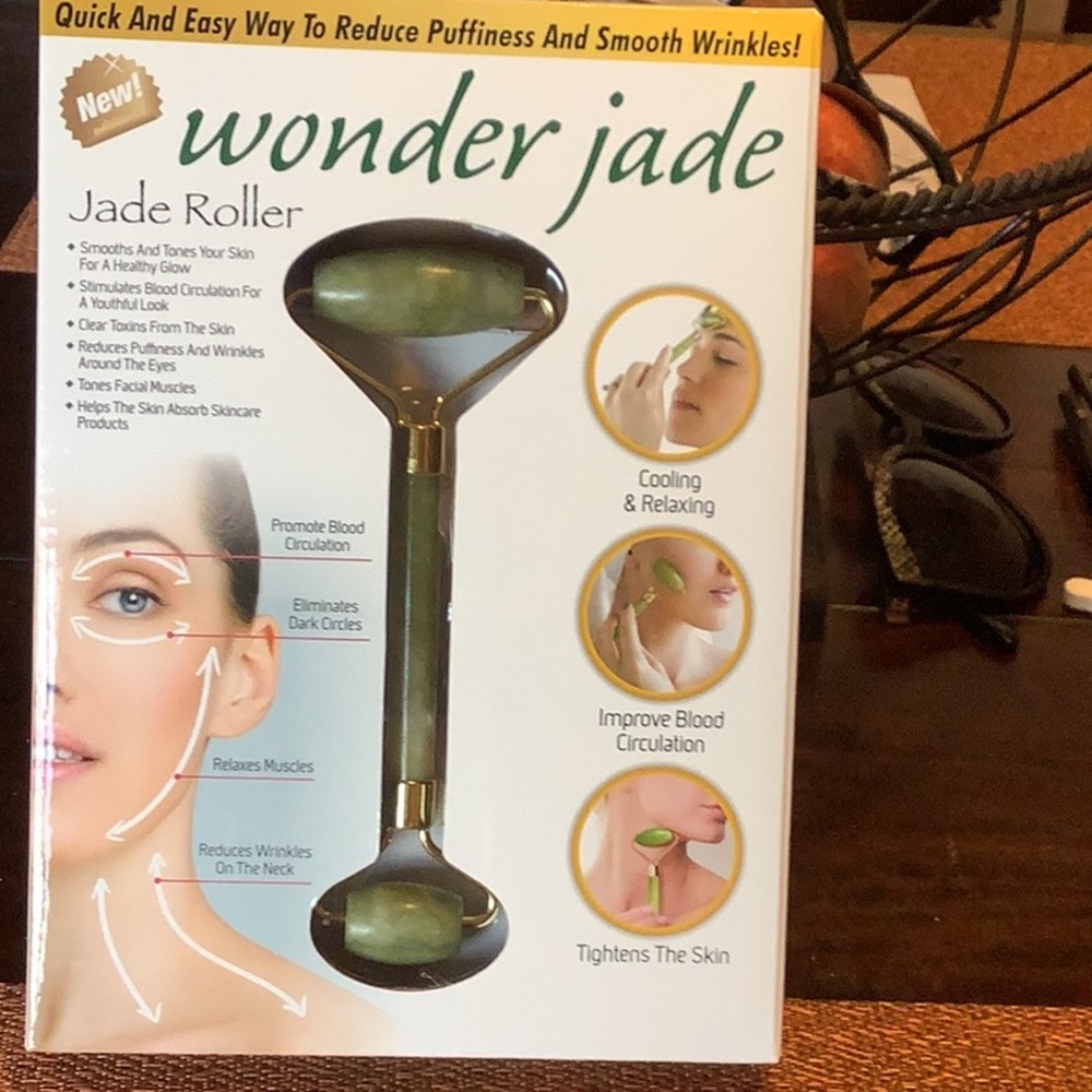 Brand née jade roller for skin